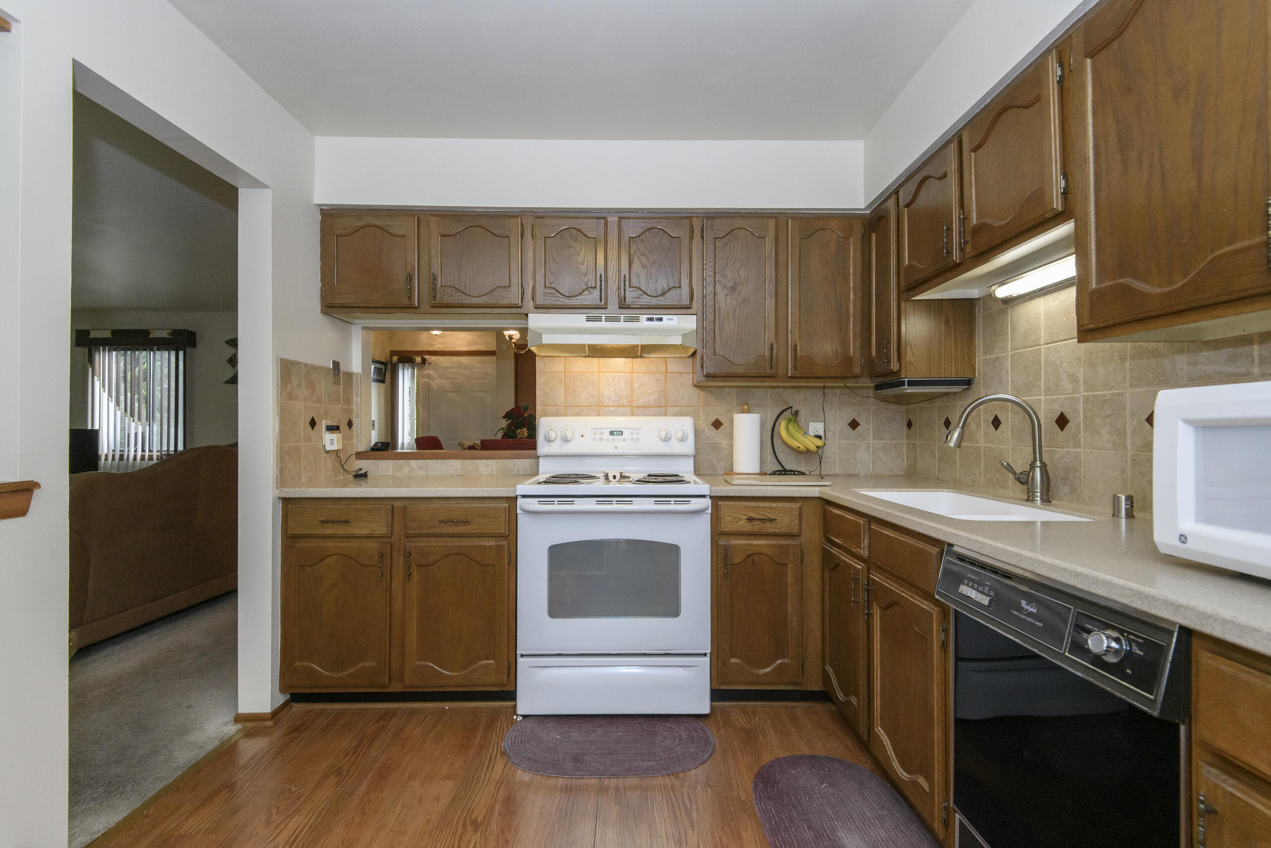 W177N9769 Riversbend Circle East Germantown, WI 53022 - Photo 12 of 34 Kitchen