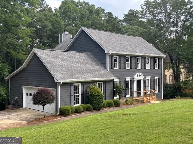 a view of a yard in front of house