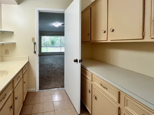 $1,800 | 401 Rolling Hills Drive West, Conroe, TX 77304