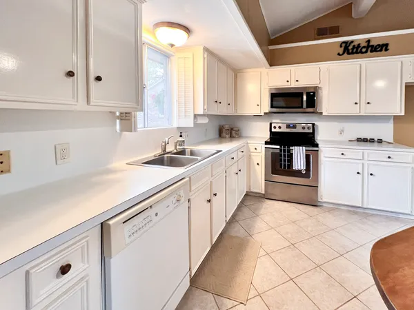 $1,800 | 401 Rolling Hills Drive West, Conroe, TX 77304