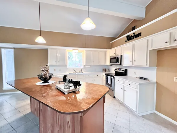 $1,800 | 401 Rolling Hills Drive West, Conroe, TX 77304