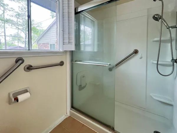 $1,700 | 401 Rolling Hills Drive West, Conroe, TX 77304