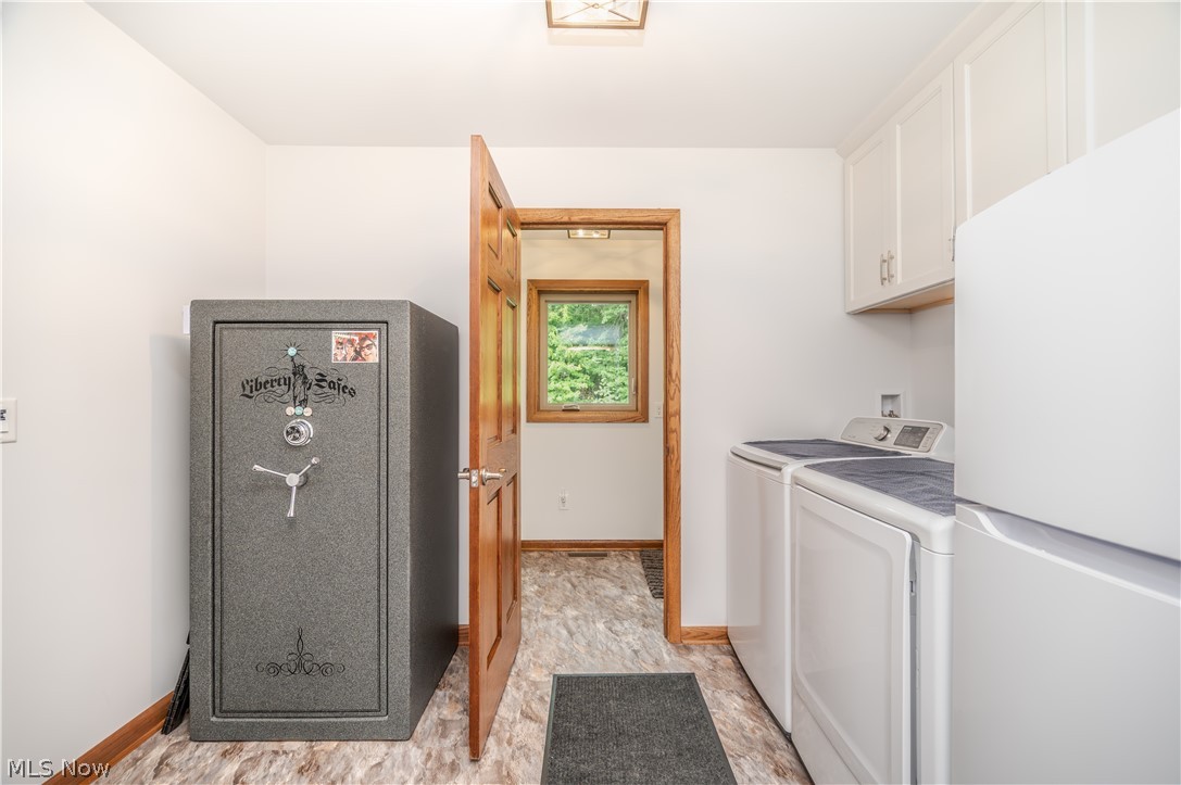 405 Airport Road Northwest Warren, OH 44481 - Photo 18 of 50 Utility room featuring white walls, washer and dryer