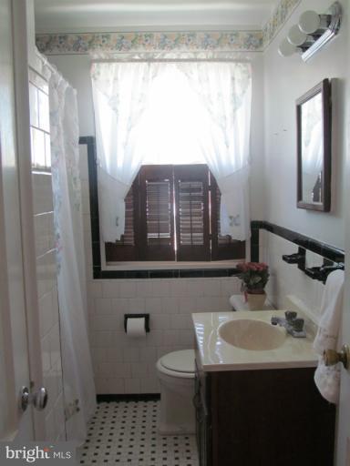 5543 Channing Road Baltimore, MD 21229 - Photo 2 of 13 Bath