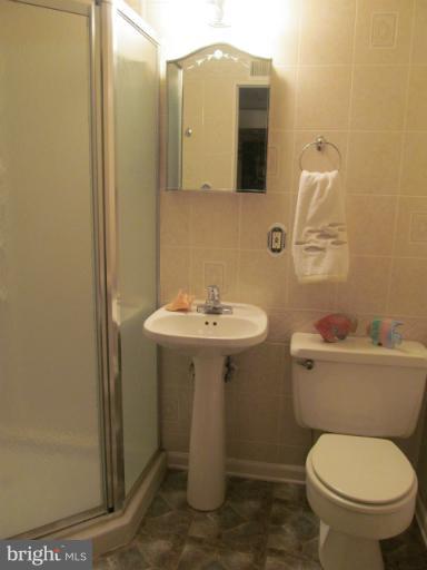 5543 Channing Road Baltimore, MD 21229 - Photo 3 of 13 Bath