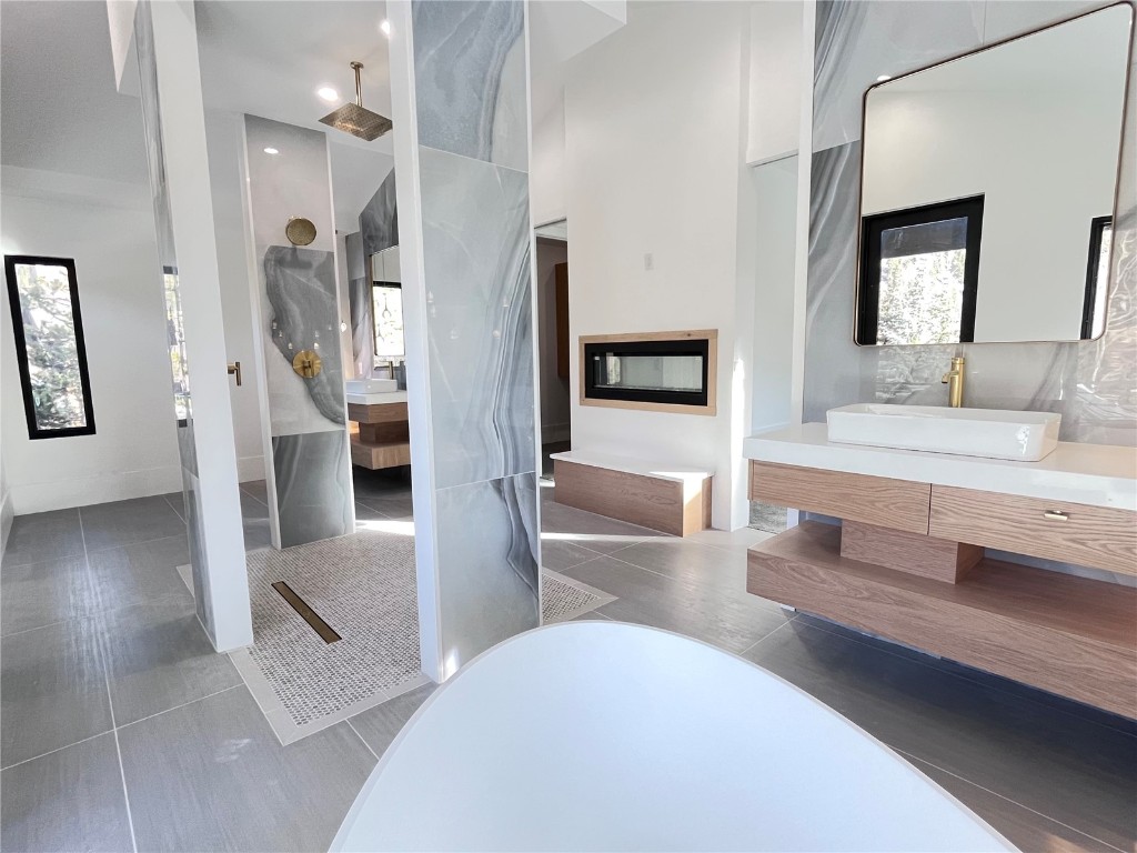 16 Wolf Rock Road Keystone, CO 80435 - Photo 19 of 40 a spacious en suite bathroom with a tub shower and mirror