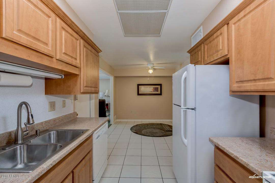 10020 West Royal Oak Road, Unit E Sun City, AZ 85351 - Photo 11 of 31 Kitchen
