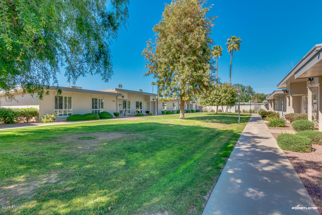 10020 West Royal Oak Road, Unit E Sun City, AZ 85351 - Photo 29 of 31 Front Courtyard