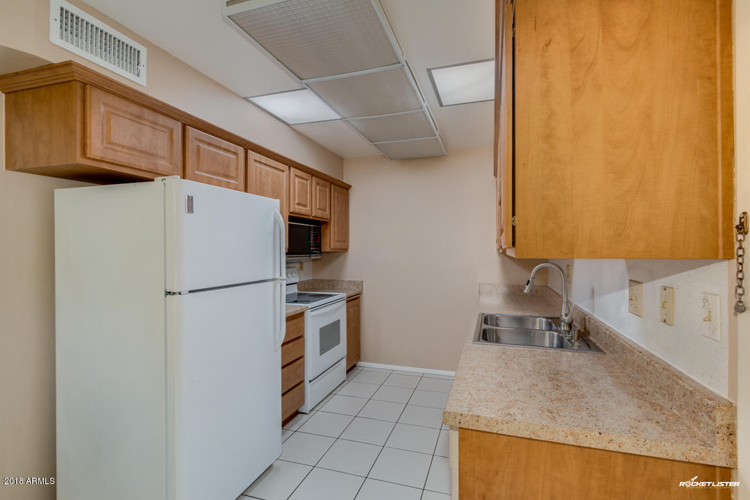 10020 West Royal Oak Road, Unit E Sun City, AZ 85351 - Photo 9 of 31 Kitchen