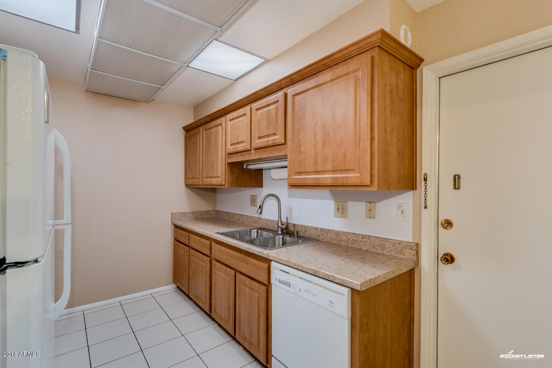 10020 West Royal Oak Road, Unit E Sun City, AZ 85351 - Photo 10 of 31 Kitchen