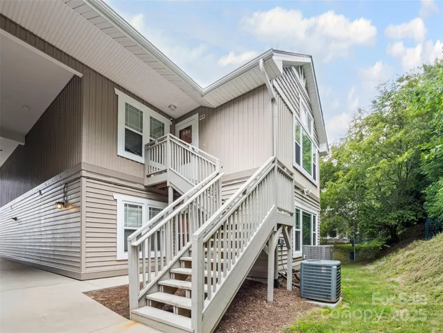 a view of house with garden and entryway