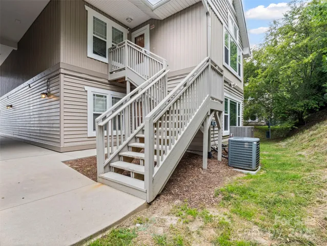 a view of a house with backyard and deck