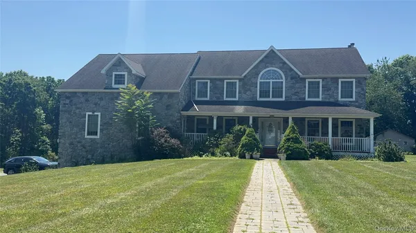 $999,000 | 10 Willys Court, Rock Tavern, NY 12575
