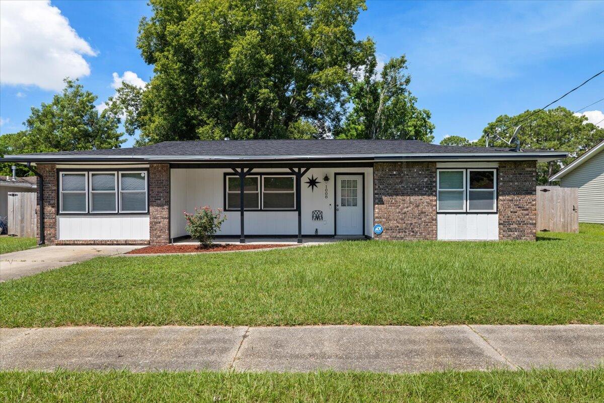 1008 Aspen Court Fort Walton Beach, FL 32547 - Photo 3 of 27 a front view of house with yard and green space