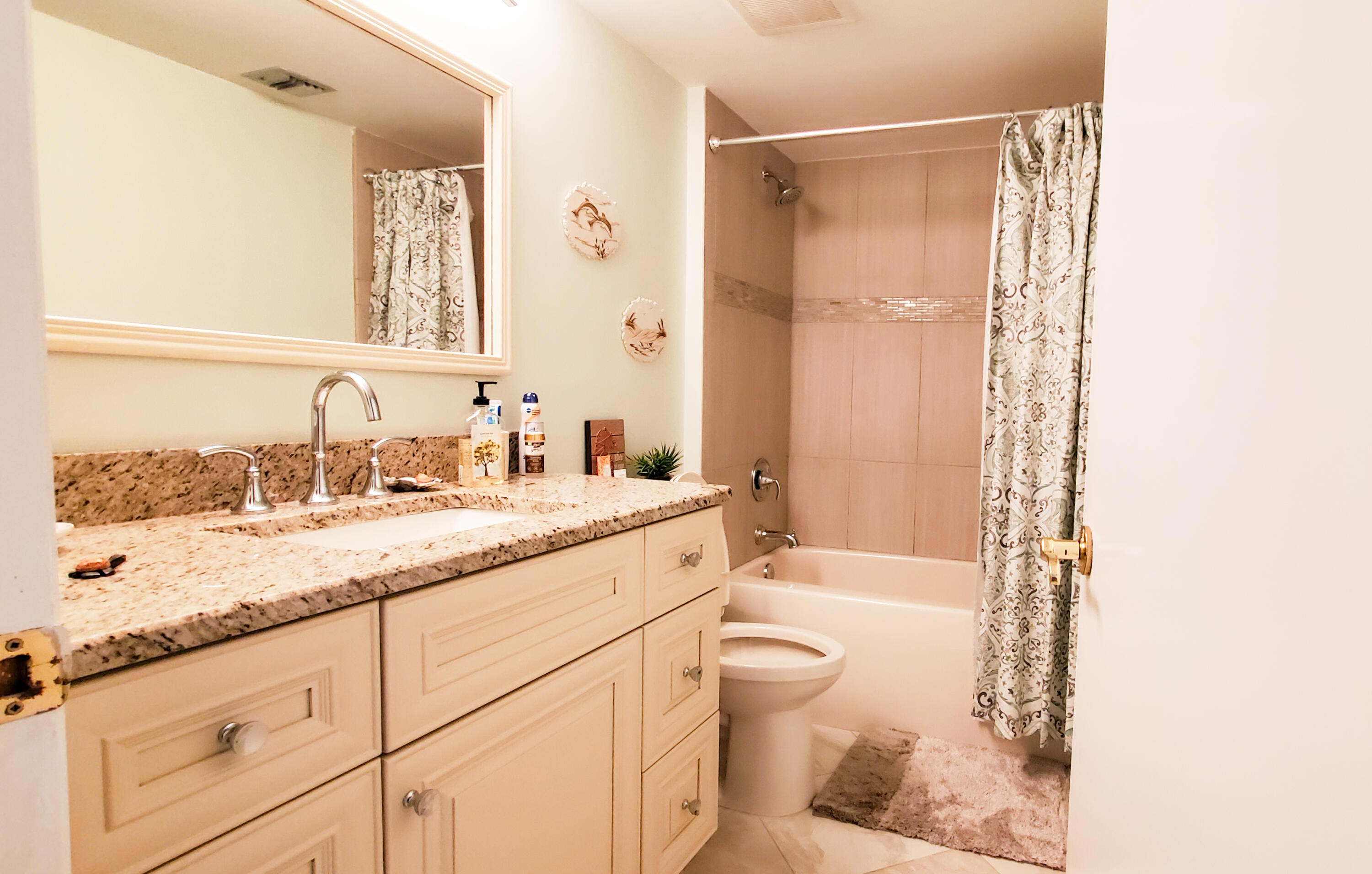 401 Ocean Bluffs Boulevard, Unit 104 Jupiter, FL 33477 - Photo 13 of 15 GuestBath