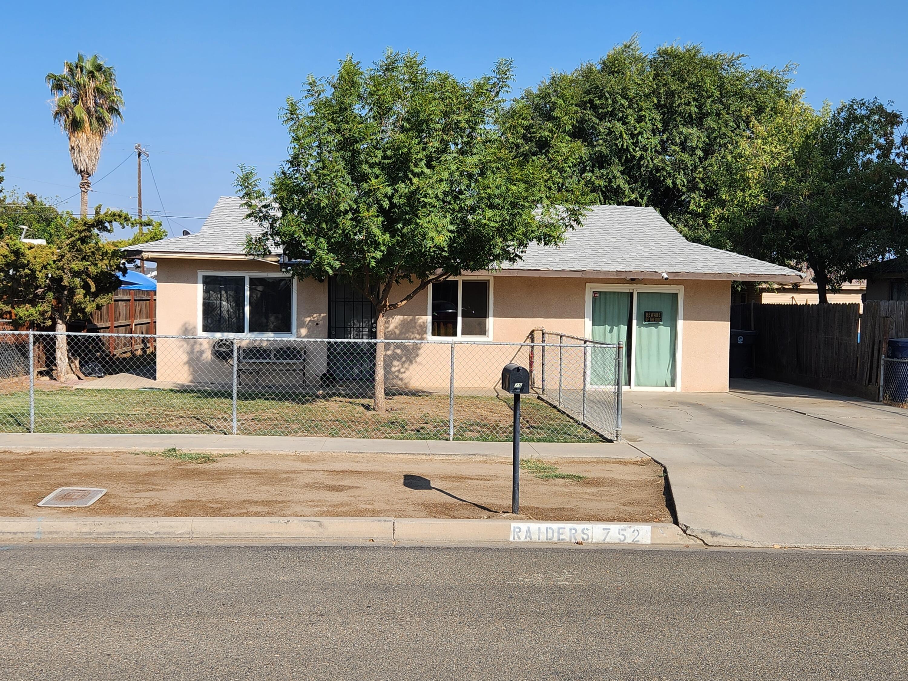 752 South R Street Tulare, CA 93274 - Photo 1 of 27 Front