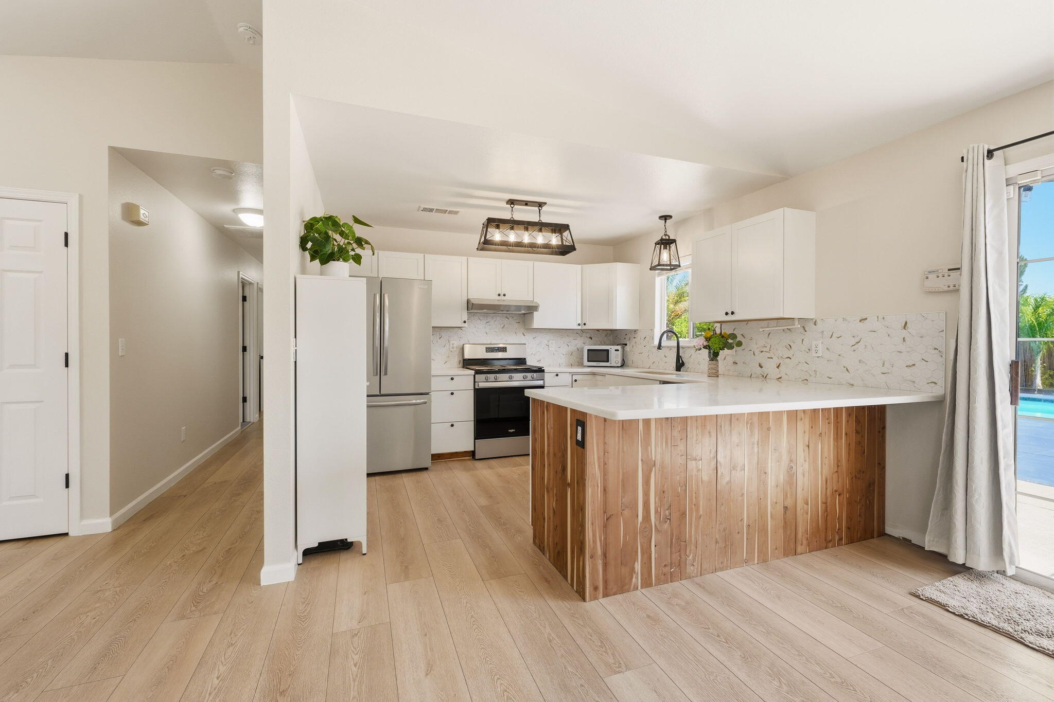 1803 Stetson Way Redding, CA 96003 - Photo 14 of 32 Bar seating