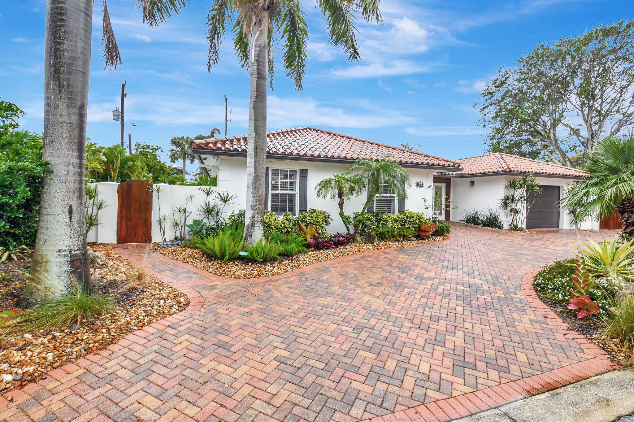 644 S Road Boynton Beach, FL 33435 - Photo 2 of 39 Left View