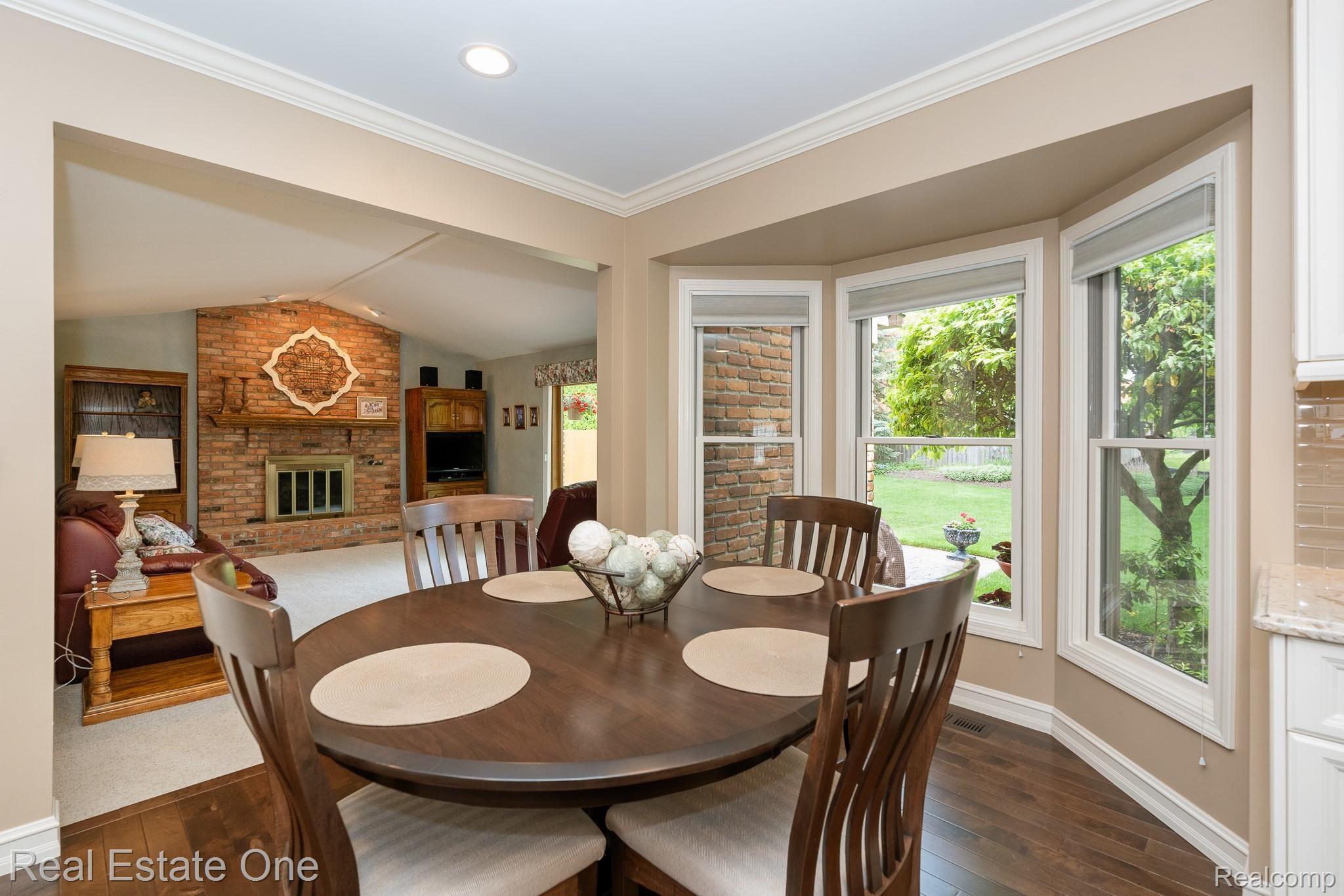 1362 Oakrock Lane Rochester, MI 48309 - Photo 13 of 31 Spacious Eat-In Kitchen features the 2nd Bay Window.jpg