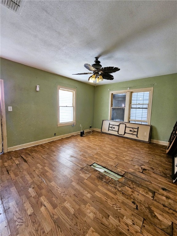 3218 McArdle Road Corpus Christi, TX 78415 - Photo 5 of 32 a view of a livingroom with a piano