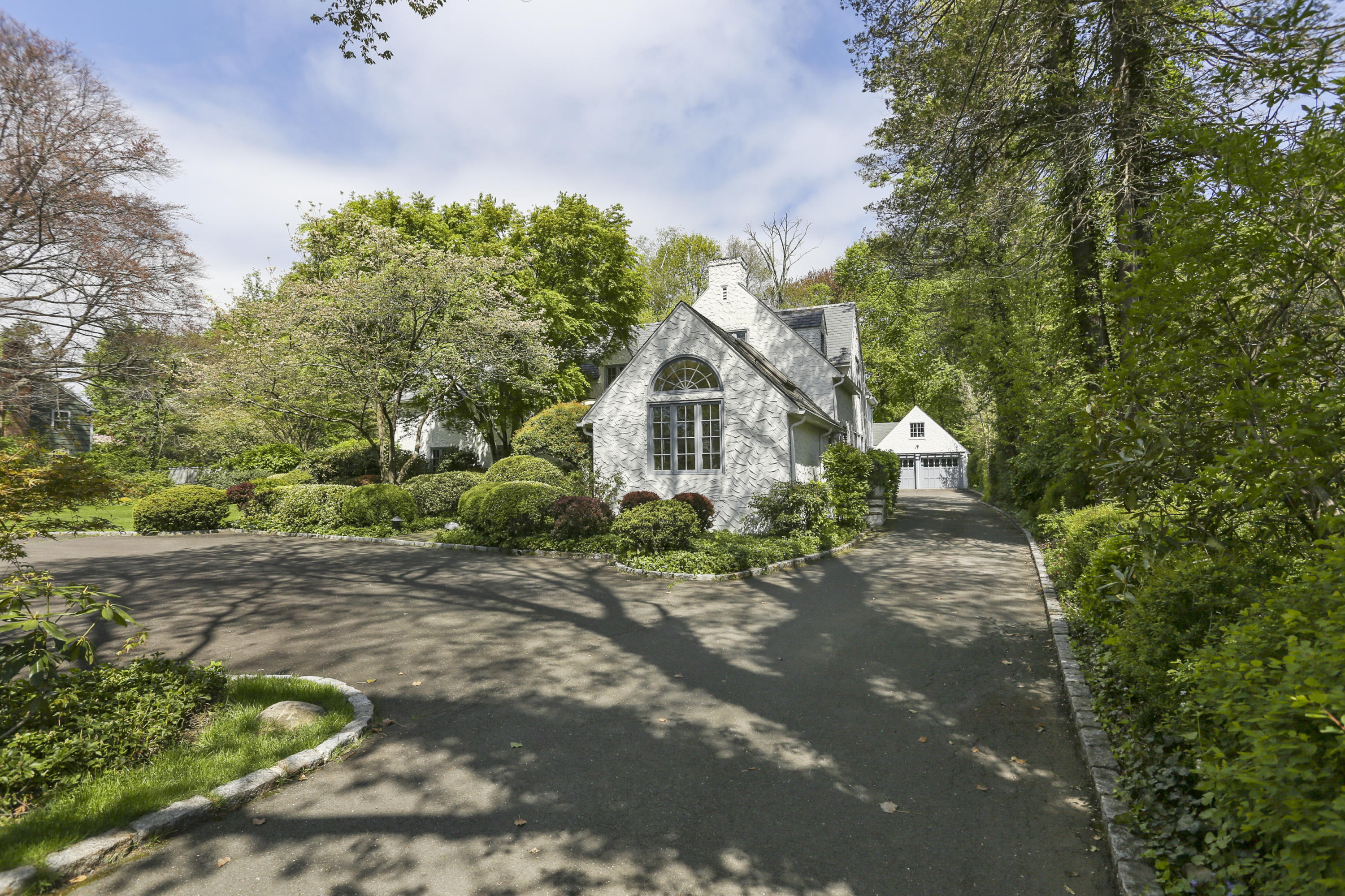 5 Meadowbrook Road Darien, CT 06820 - Photo 3 of 40 a house with a yard