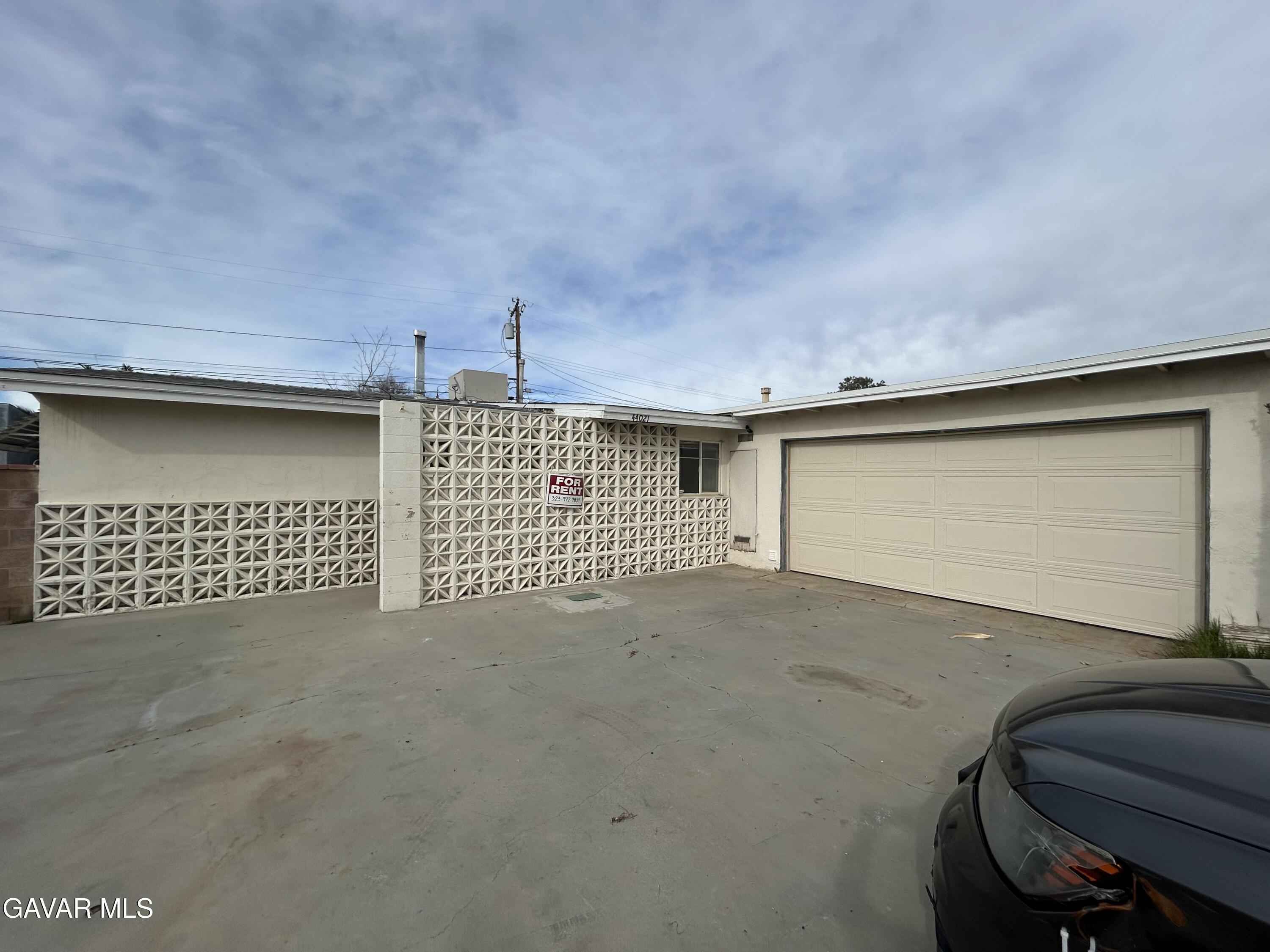 44021 3rd Street East Lancaster, CA 93535 - Photo 2 of 16 a view of a garage