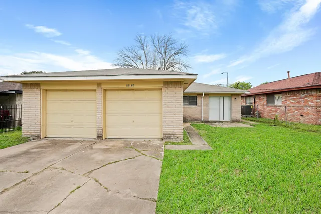 a view of a house with a backyard