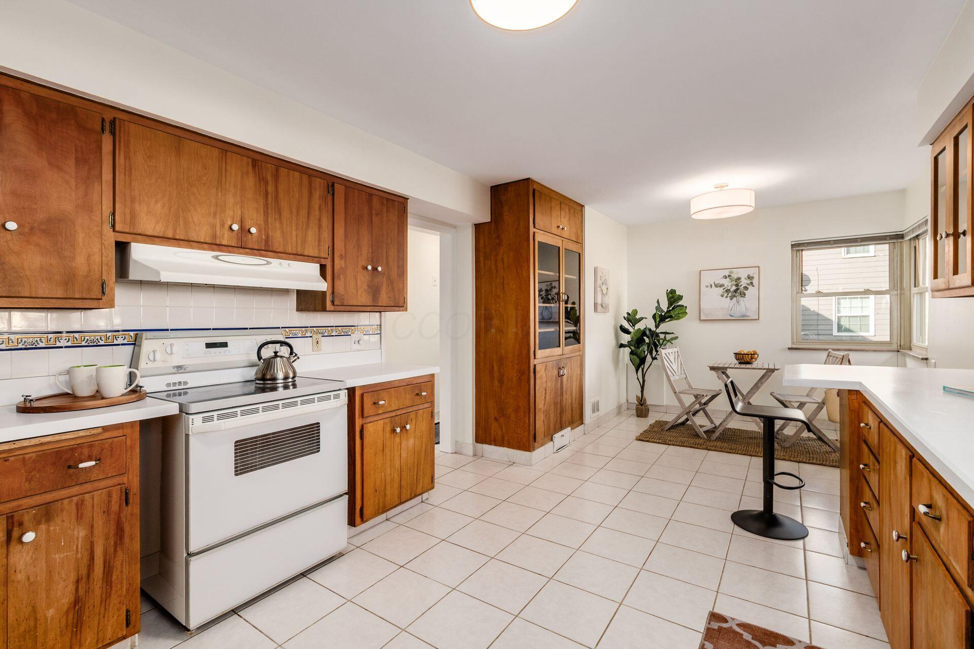 41 South Broadleigh Road Columbus, OH 43209 - Photo 12 of 50 with Eating Area!