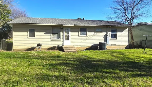 a view of a house with a backyard