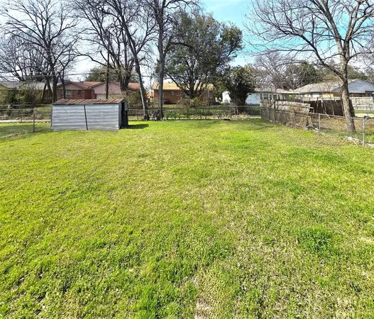 a view of a yard with a house