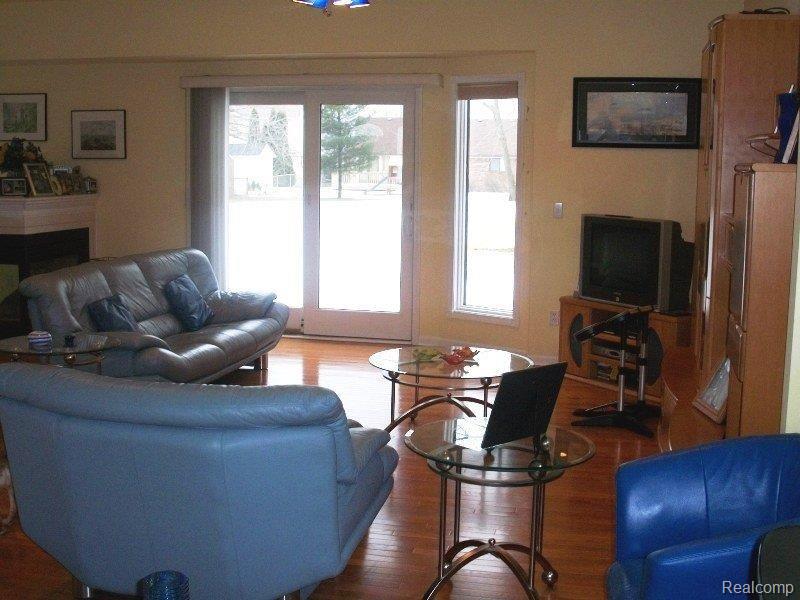 3760 17 Mile Road Sterling Heights, MI 48310 - Photo 9 of 25 family room3