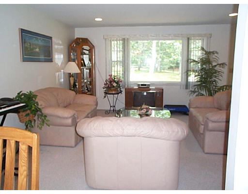 26 Pamela Road Framingham, MA 01701 - Photo 3 of 24 Gallery Image 3