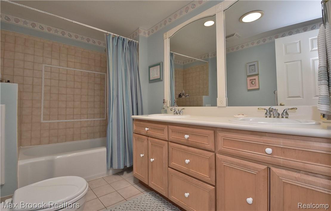 4205 Valley Forge Road Bloomfield Hills, MI 48301 - Photo 23 of 30 upper full bath .JPG