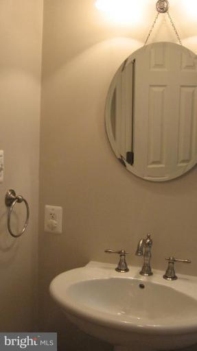 8640 Sinclair Mill Road Manassas, VA 20112 - Photo 18 of 21 Apartment Bath