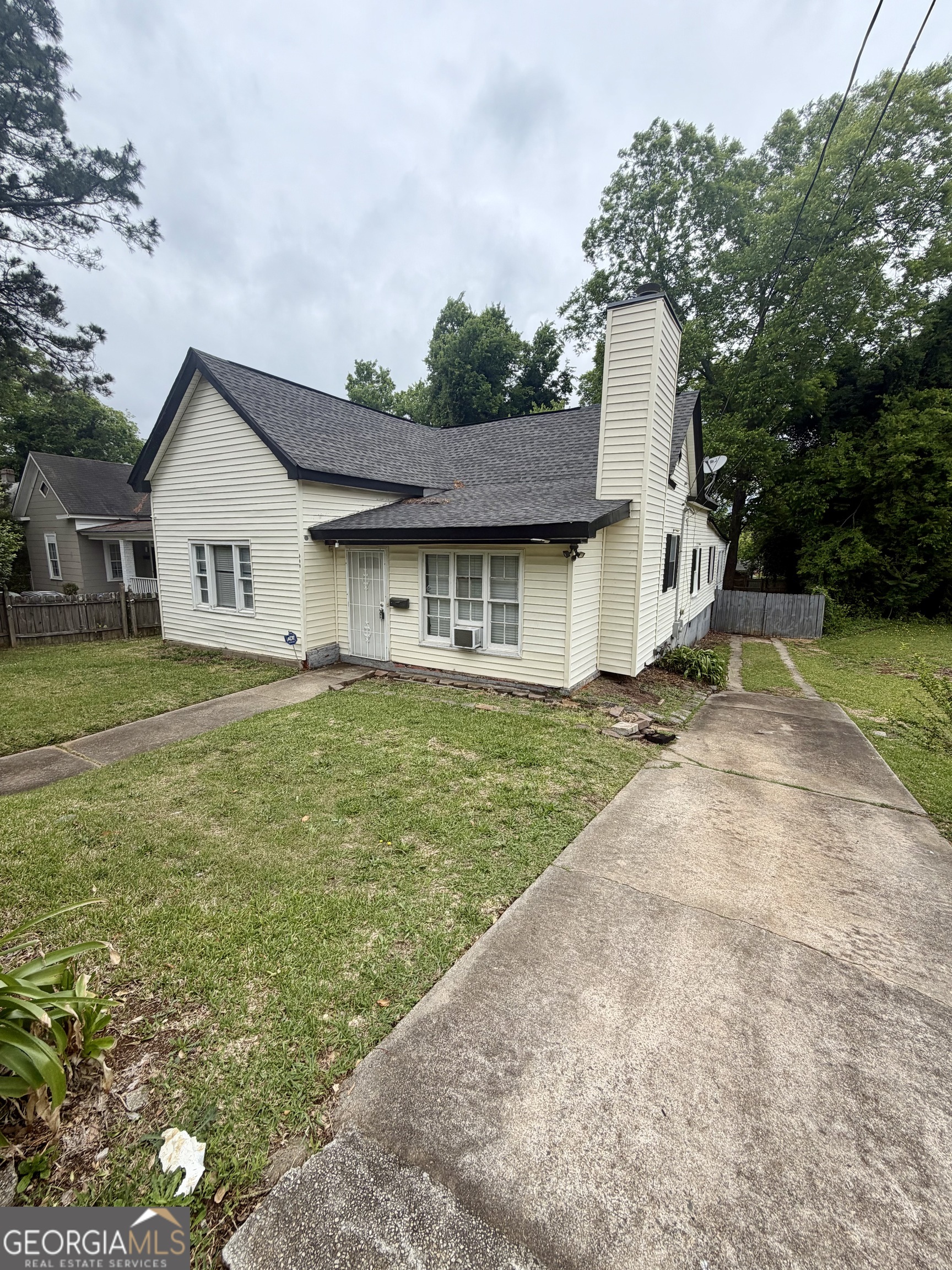 666 Woolfolk Street Macon, GA 31217 - Photo 2 of 60 a front view of a house with garden