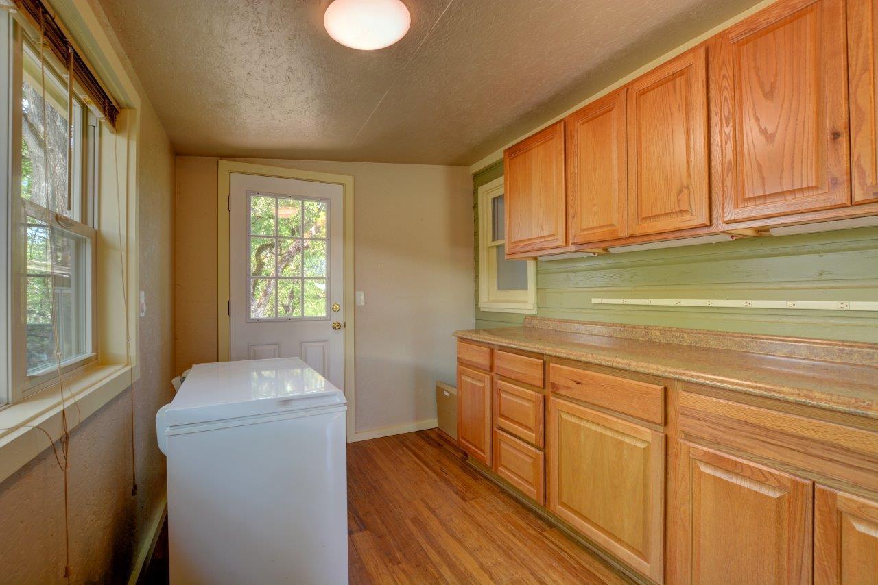 4980 East Antelope Road Eagle Point, OR 97524 - Photo 5 of 35 Mud Room