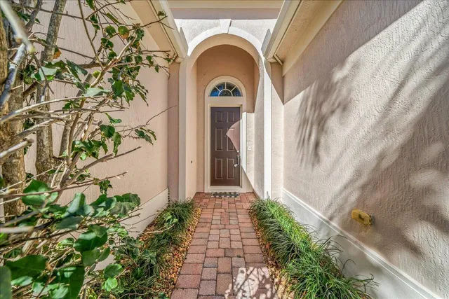 a view of a entrance of the house
