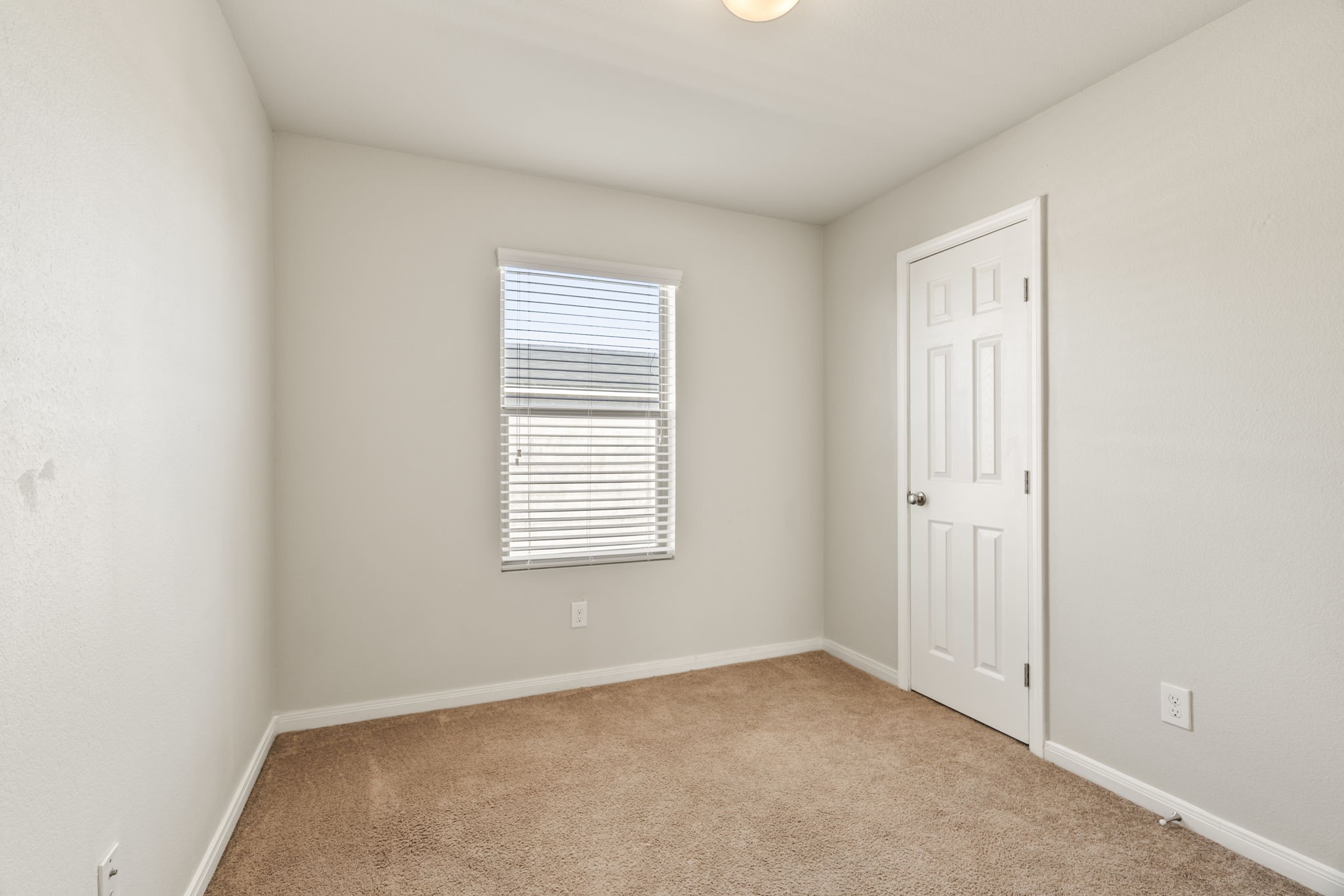914 Canyon Hill Lane Rosenberg, TX 77471 - Photo 11 of 31 an empty room with a window