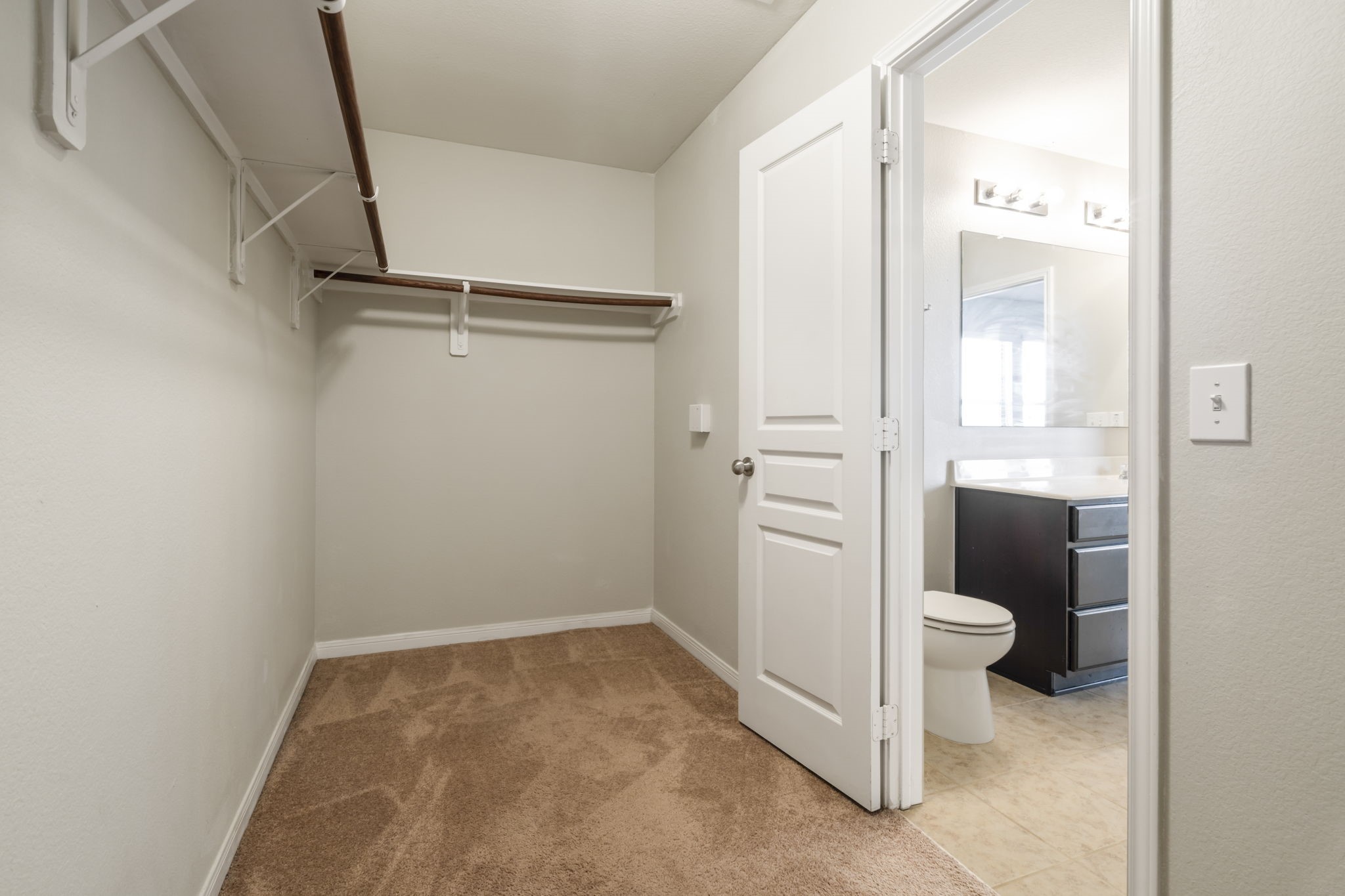 914 Canyon Hill Lane Rosenberg, TX 77471 - Photo 15 of 31 a view of walk in closet