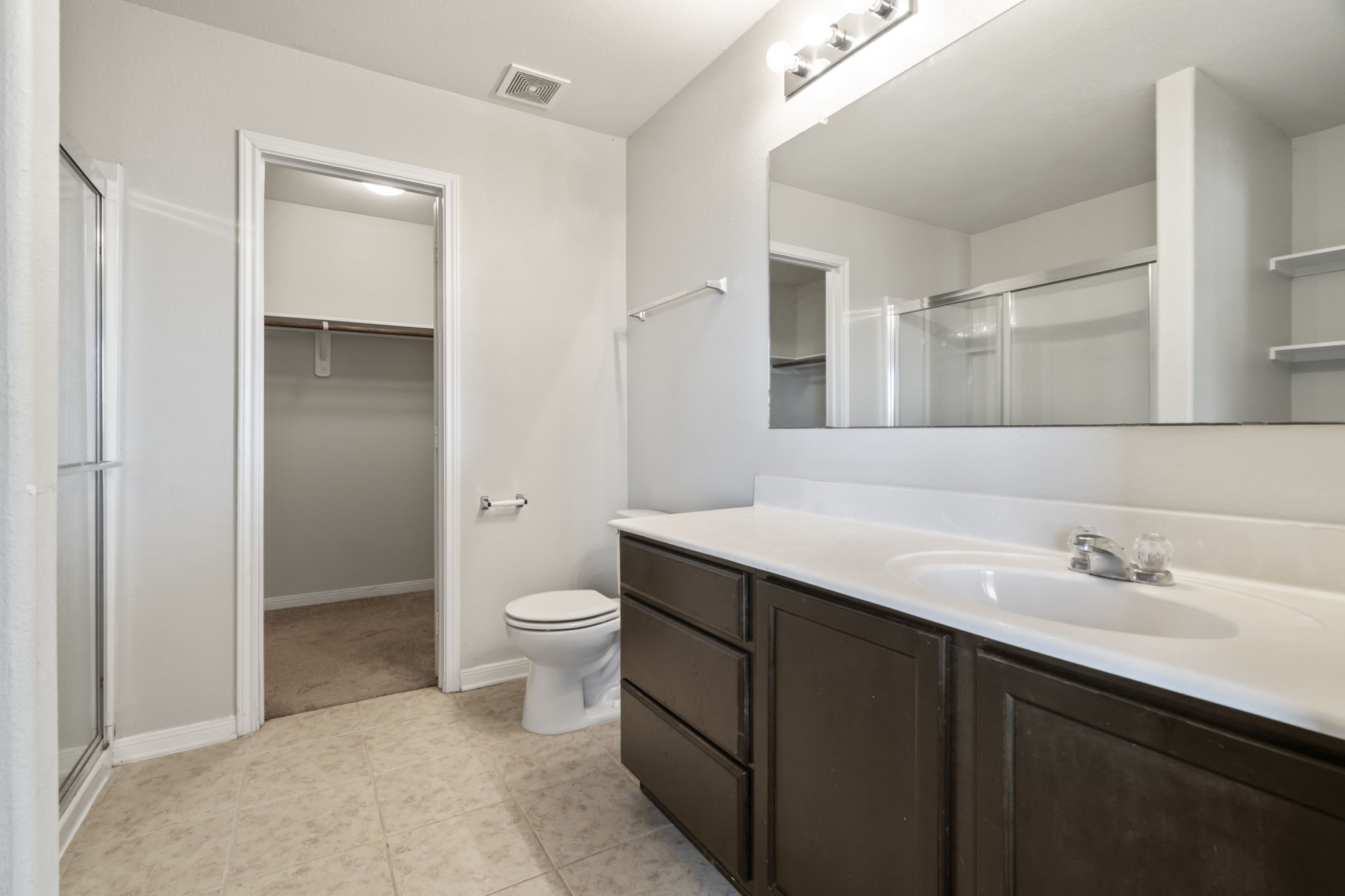 914 Canyon Hill Lane Rosenberg, TX 77471 - Photo 16 of 31 a bathroom with a sink a toilet and shower
