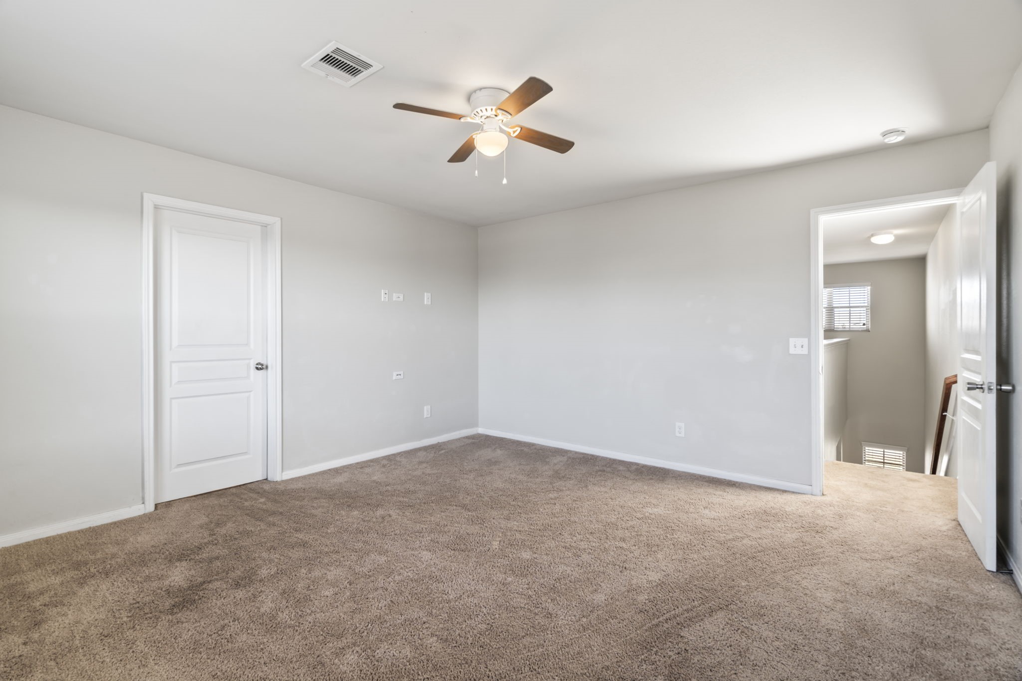 914 Canyon Hill Lane Rosenberg, TX 77471 - Photo 17 of 31 an empty room with closet and a ceiling fan