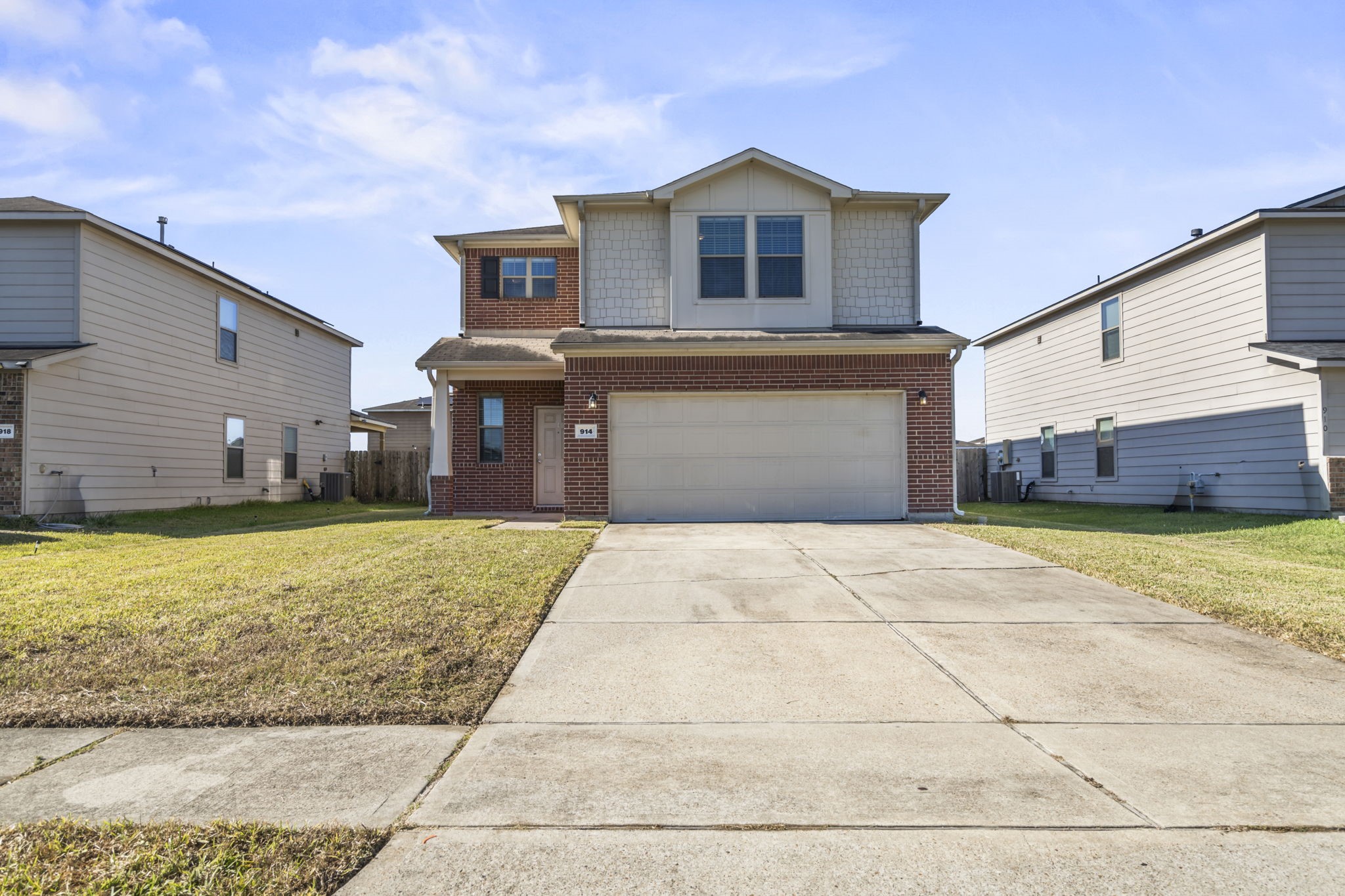 914 Canyon Hill Lane Rosenberg, TX 77471 - Photo 2 of 31 a front view of a house with a yard and garage