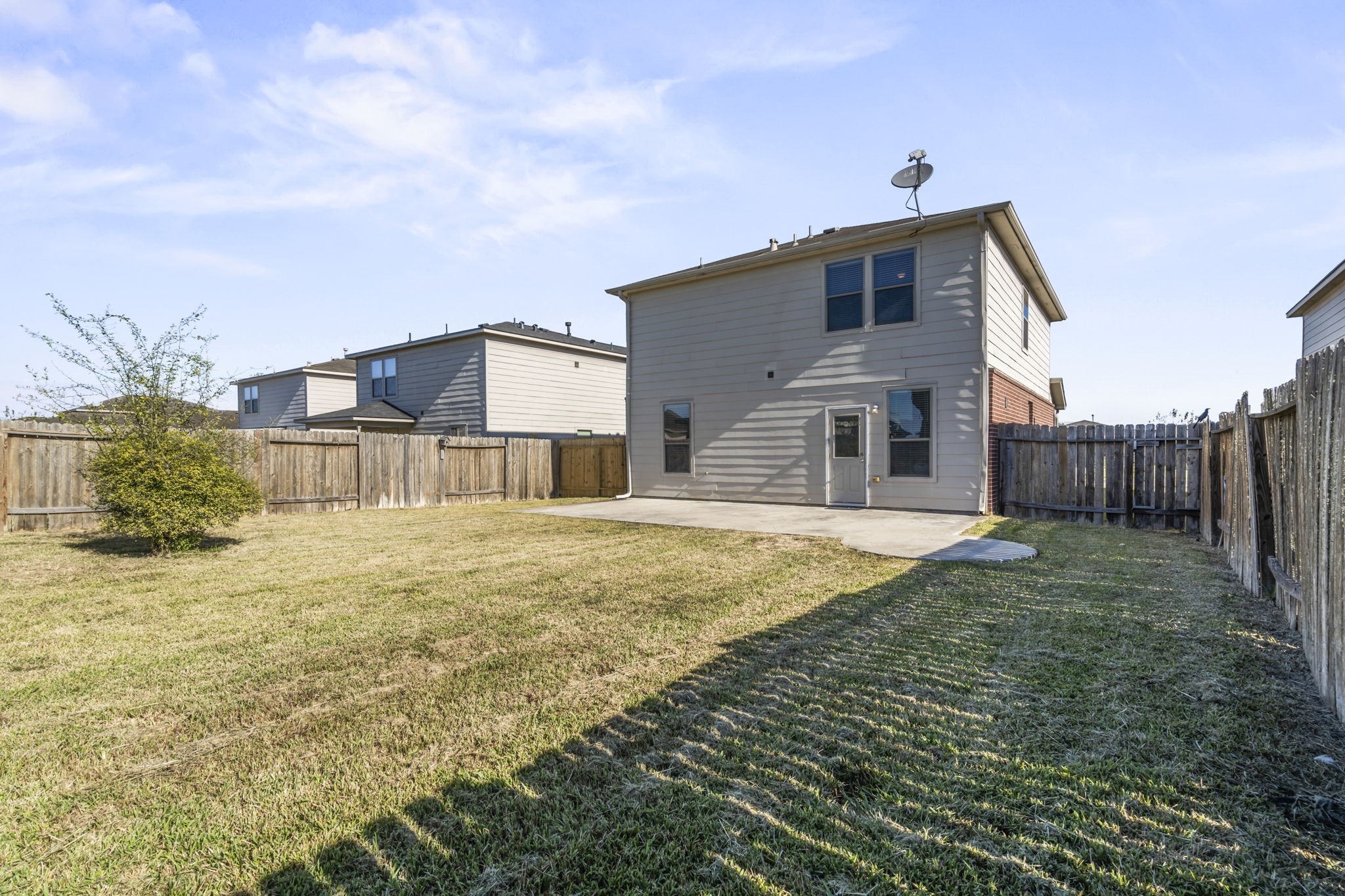 914 Canyon Hill Lane Rosenberg, TX 77471 - Photo 6 of 31 a bathroom with a sink and a yard
