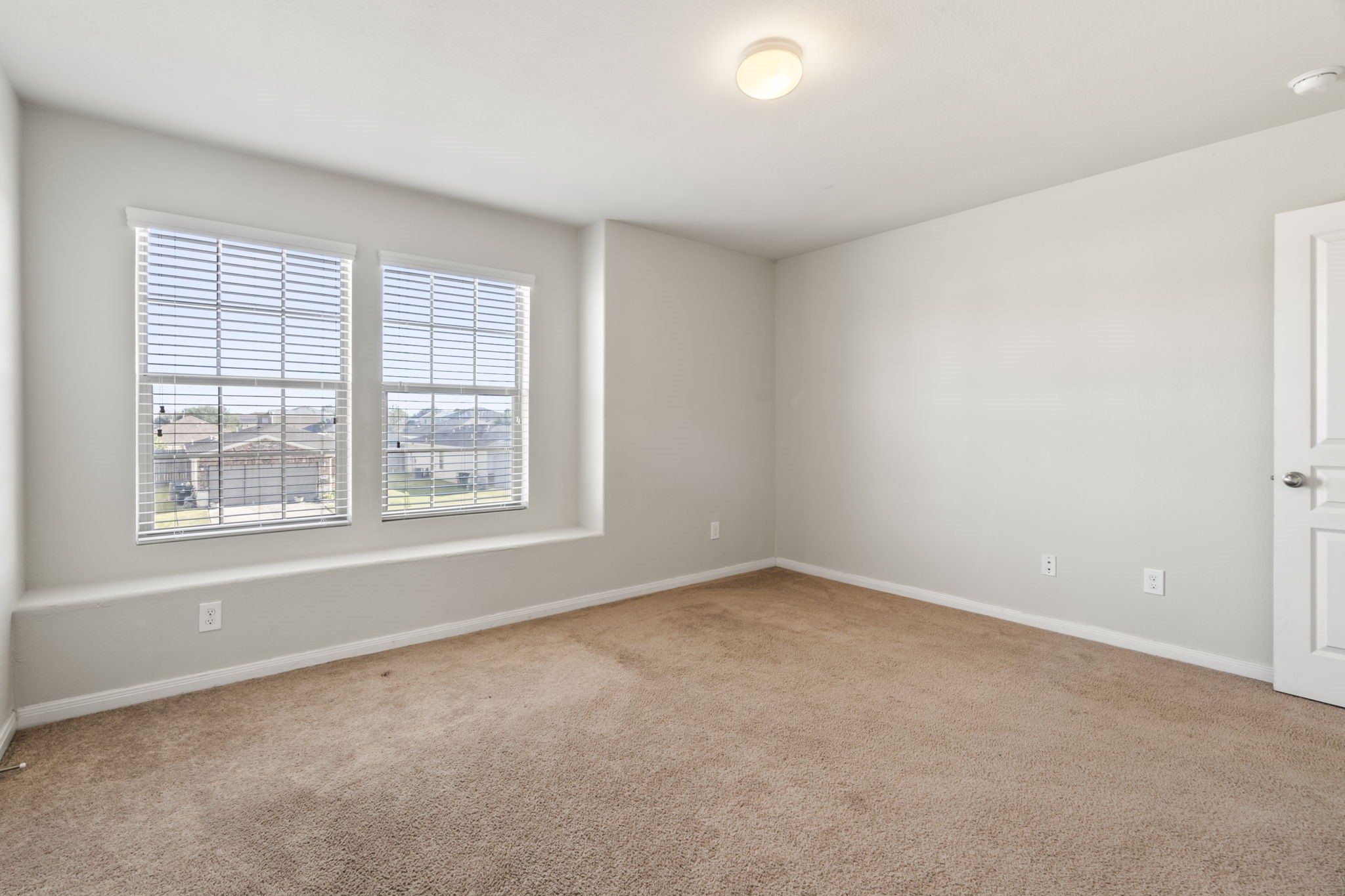 914 Canyon Hill Lane Rosenberg, TX 77471 - Photo 9 of 31 an empty room with a window