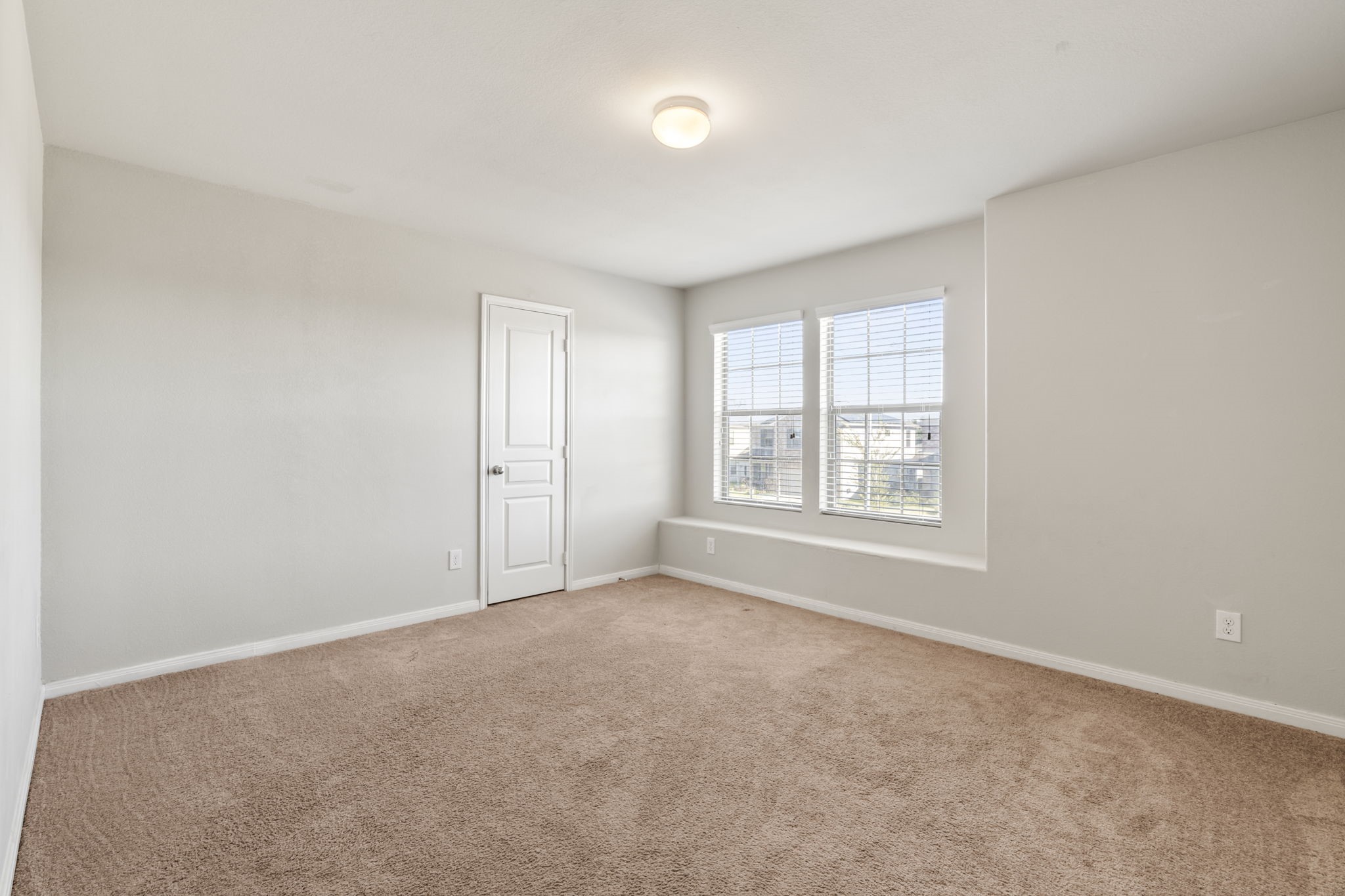 914 Canyon Hill Lane Rosenberg, TX 77471 - Photo 10 of 31 an empty room with windows