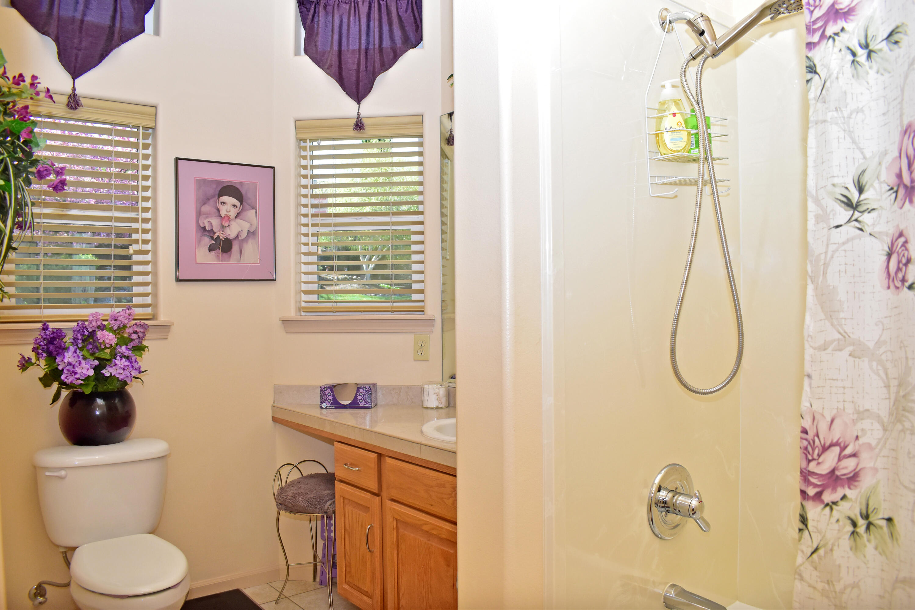 479 Quail Run Eagle Point, OR 97524 - Photo 24 of 51 Guest Bath
