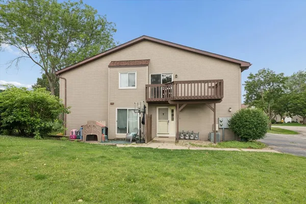 $179,900 | 1810 Kerrybrook Court, Unit 1810, Sycamore, IL 60178