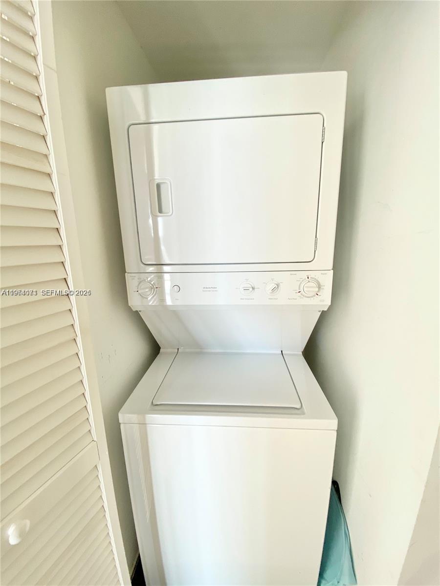 79 Southwest 12th Street, Unit 2402S Miami, FL 33130 - Photo 10 of 23 a utility room with dryer and washer