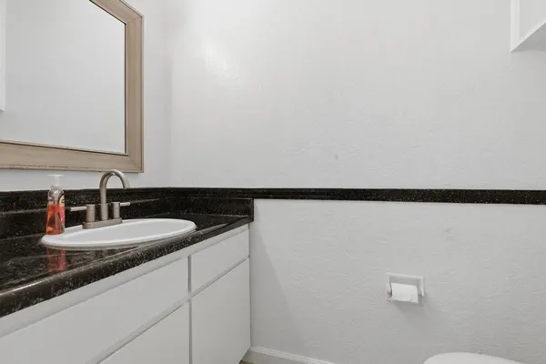 a view of entryway and kitchen