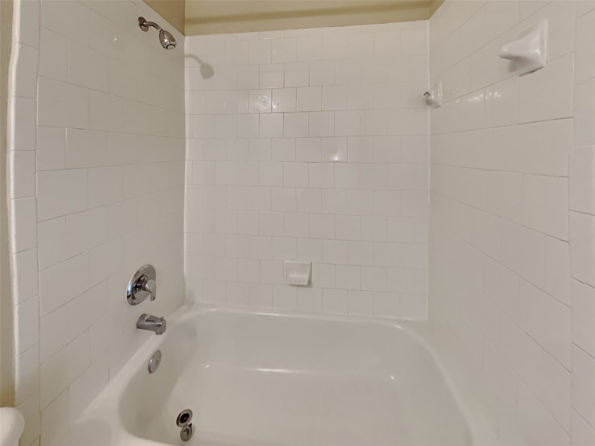 18322 Valiant Brook Court Humble, TX 77346 - Photo 15 of 20 a bathroom with a bathtub